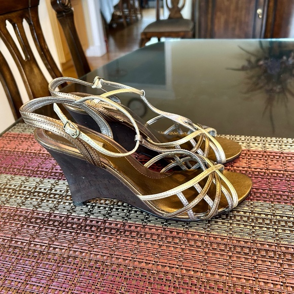 Steve Madden Bronze, Gold & Silver Strappy Sandals with Wedge Heels Size 10 - Picture 2 of 7